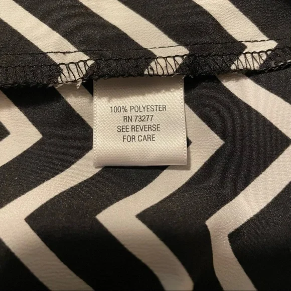 Candie’s Black and White Chevron Short Cap Sleeve Blouse - Picture 6 of 7
